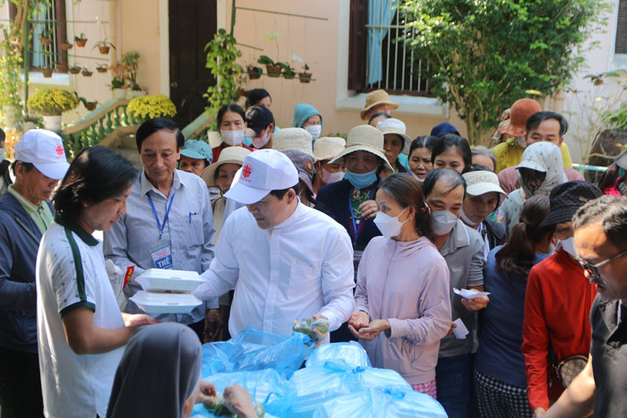 Caritas Tổng giáo phận Huế chia sẻ bữa ăn cho bệnh nhân